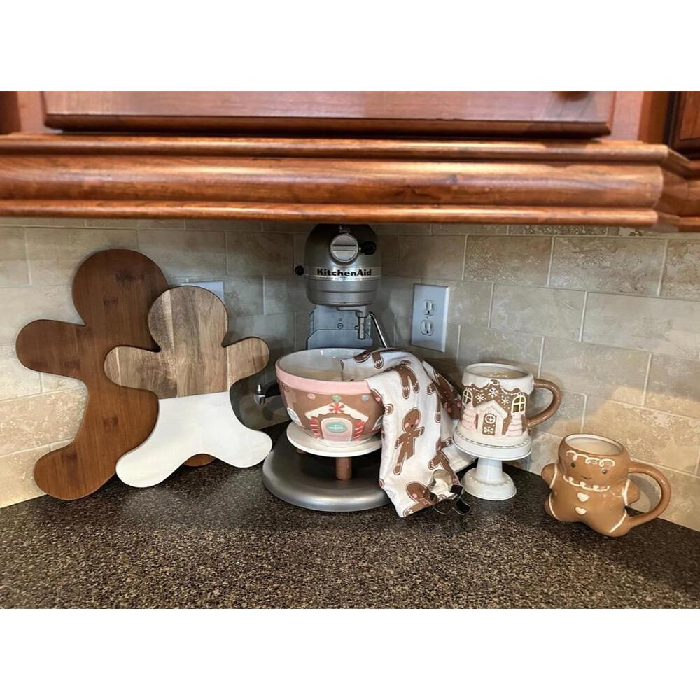 gingerbread lot. Mixing bowl with accessories, mug & 2 ramekins